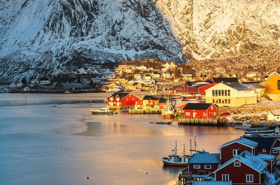 Village de Reine dans les Lofoten au coucher de soleil