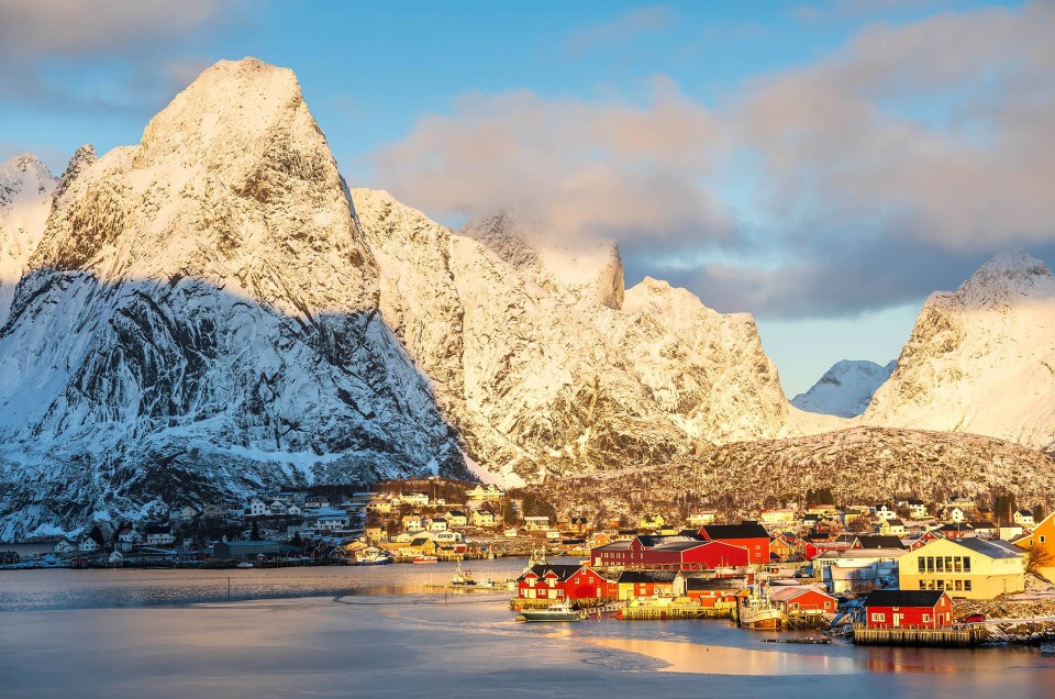 Village de Reine dans les Lofoten au coucher de soleil