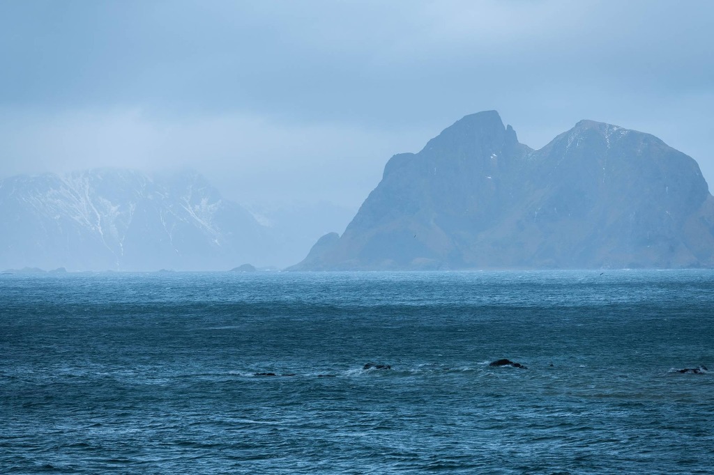 Au large, le bout des Lofoten, vu depuis les côtes de l'ile de Vaerøy