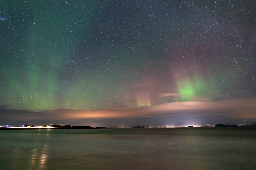 Aurore boréale depuis la plage de Bøsanden sur l'ile d'Engeløya