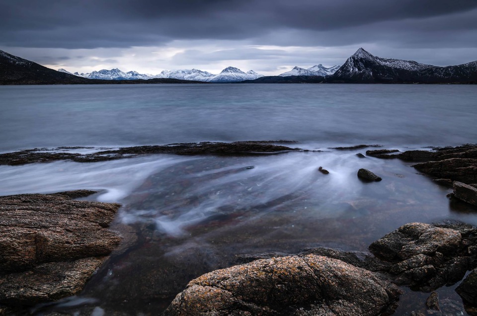 Côte de l'ile d'Engeløya au nord de la Norvège