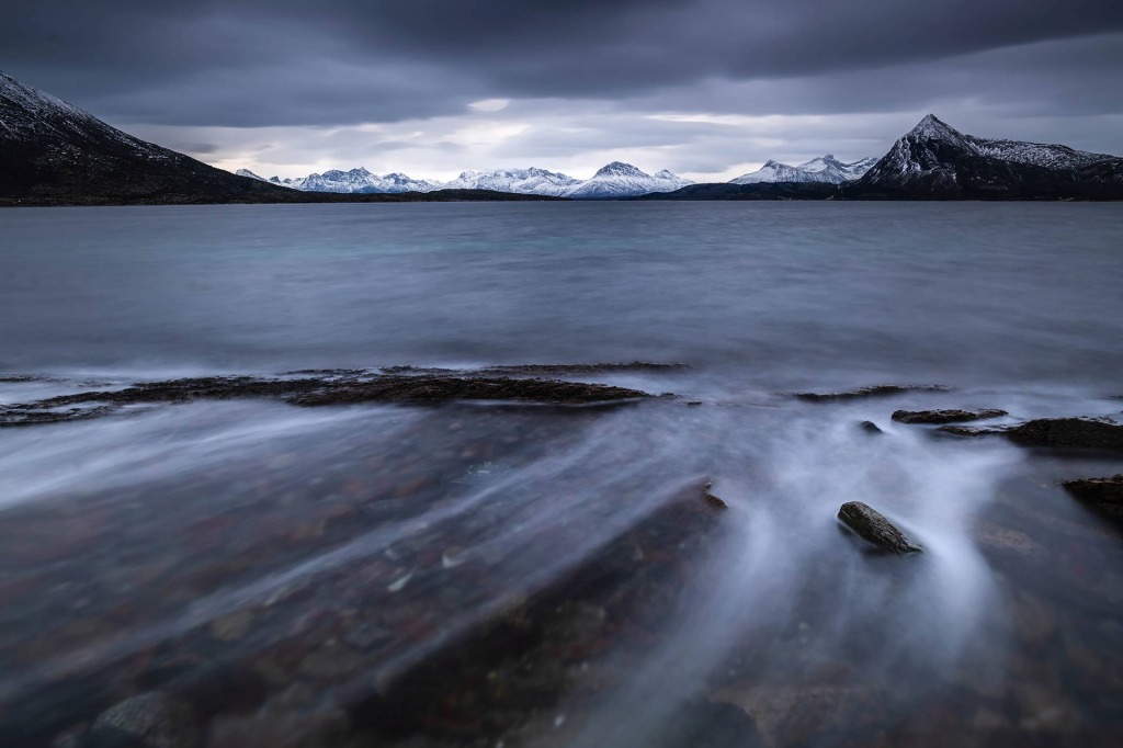 Côte de l'ile d'Engeløya au nord de la Norvège