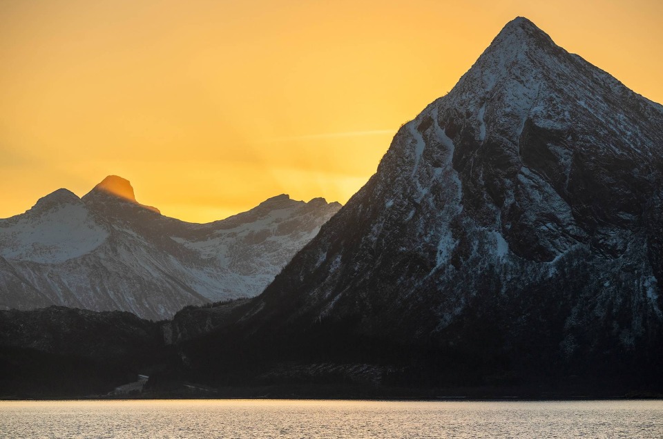 Côte de l'ile d'Engeløya au nord de la Norvège